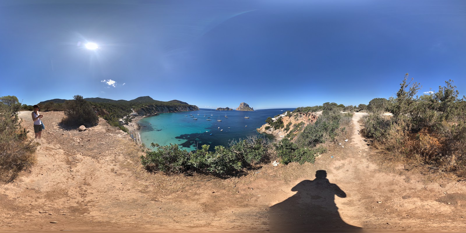 Foto di Cala d'Hort Beach con una superficie del sabbia con ciottolame