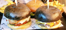 Plats et boissons du Restaurant de hamburgers Black And White Burger à Paris - n°1