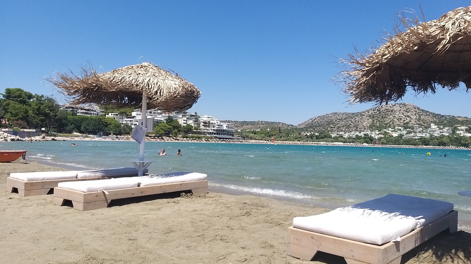 Vouliagmeni beach'in fotoğrafı küçük koy ile birlikte