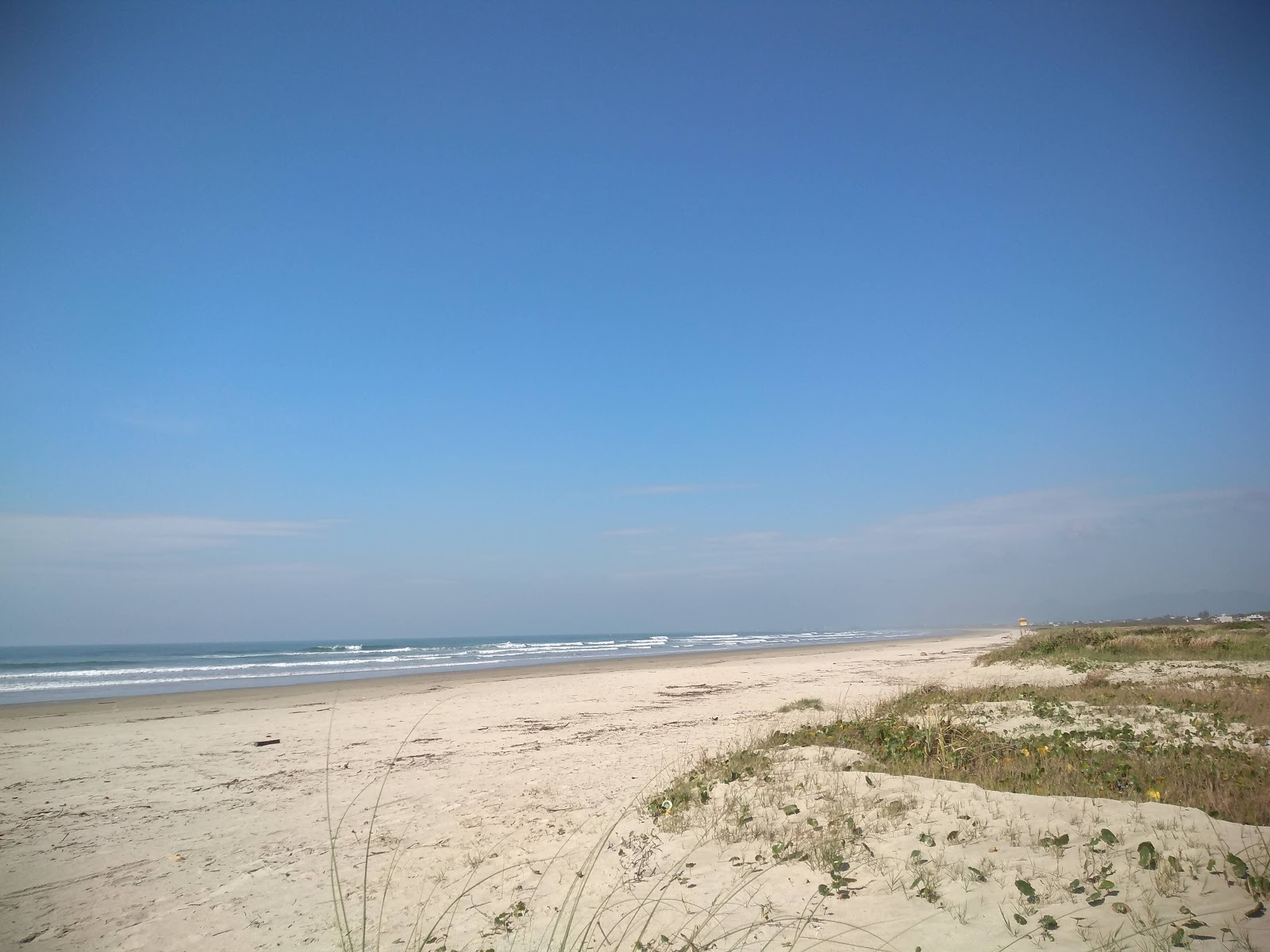 Foto de Praia de Pontal do Sul com alto nível de limpeza