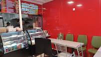 Atmosphère du Restaurant bangladais Restaurant Bon Appétit Sweets & Fast Food (CHAUD WITCH) à Aubervilliers - n°1