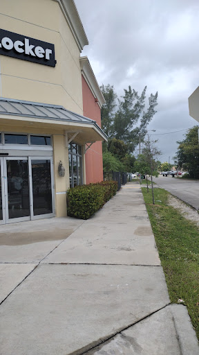 Shoe Store «Foot Locker», reviews and photos, 930 W Sunrise Blvd, Fort Lauderdale, FL 33311, USA