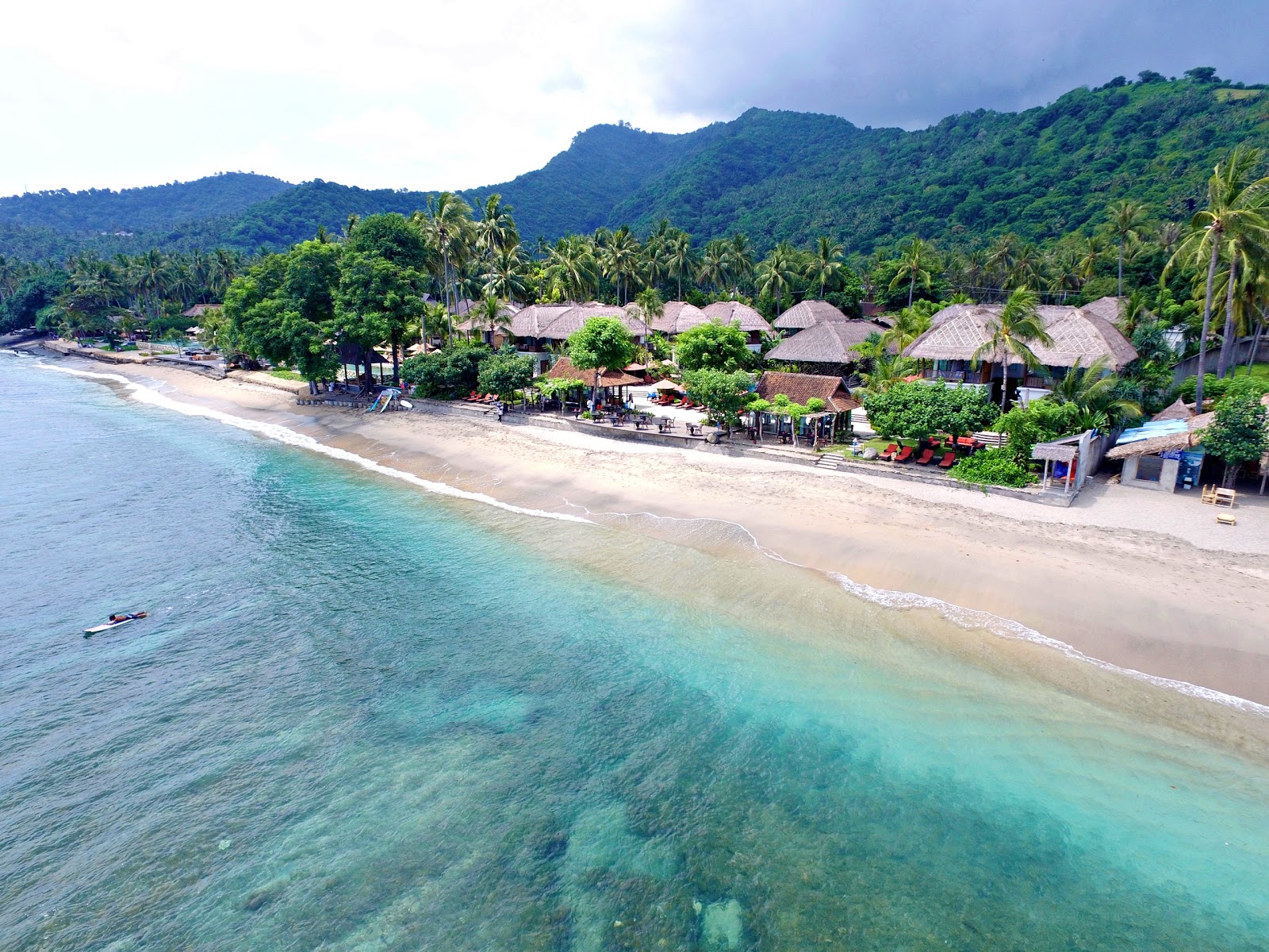 Senggigi Beach'in fotoğrafı geniş bir kıyı şeridi ile birlikte