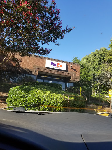 Shipping and Mailing Service «FedEx Ship Center», reviews and photos, 1190 N Wendover Rd, Charlotte, NC 28211, USA