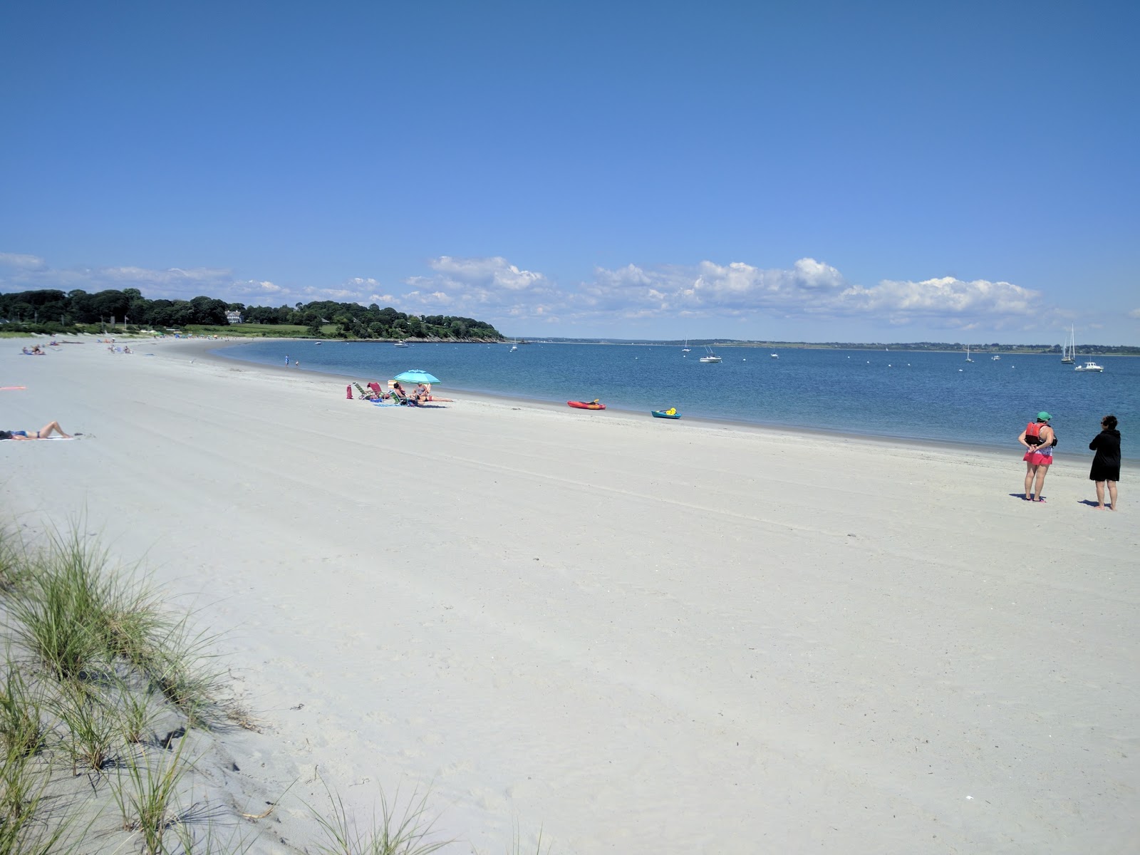 Fotografija Third Beach z svetel pesek površino