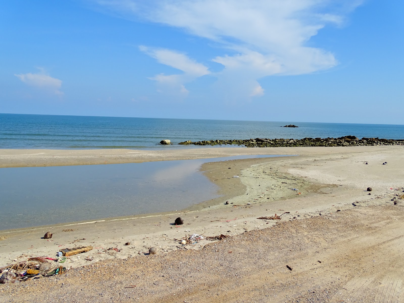 Photo of Laem Luang Beach with partly clean level of cleanliness