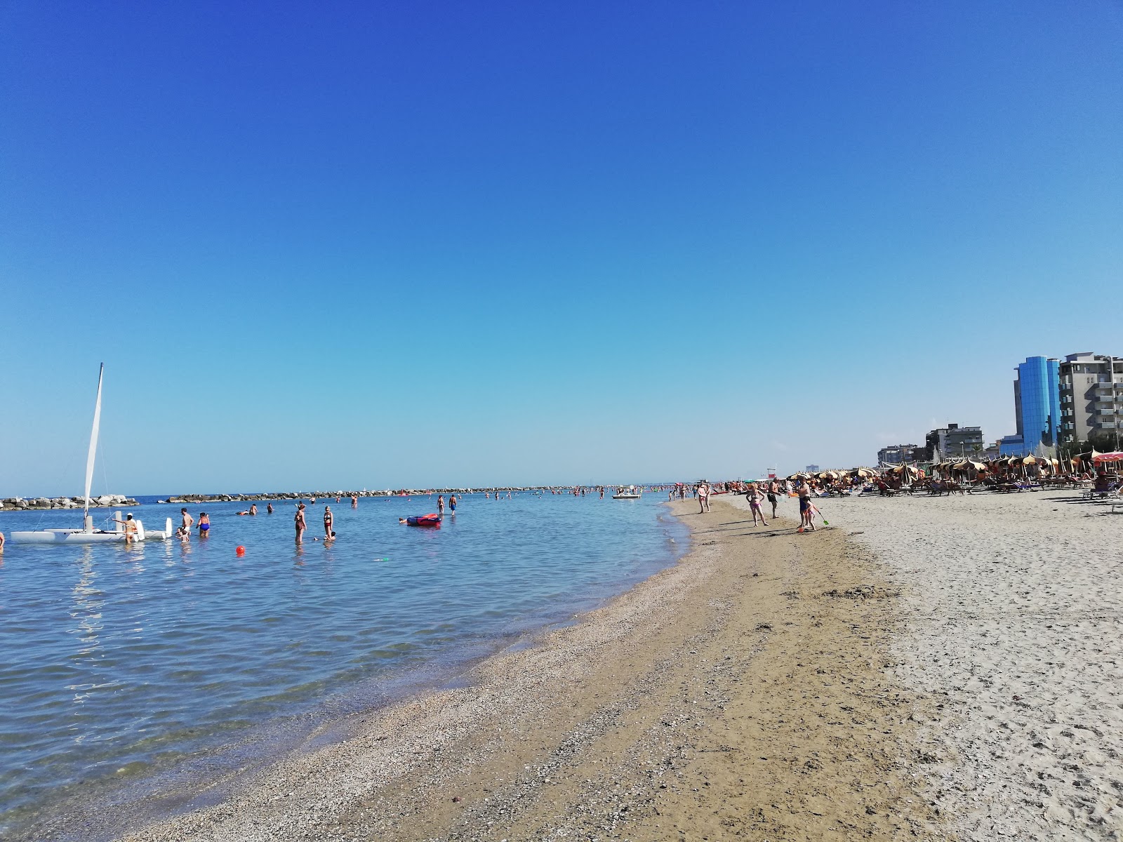 Foto av Rapa Nui Stranden med beige sand yta