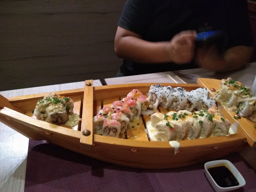 Sakana sushi lounge makis