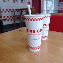 Plats et boissons du Restaurant de hamburgers Five Guys Strasbourg - n°6