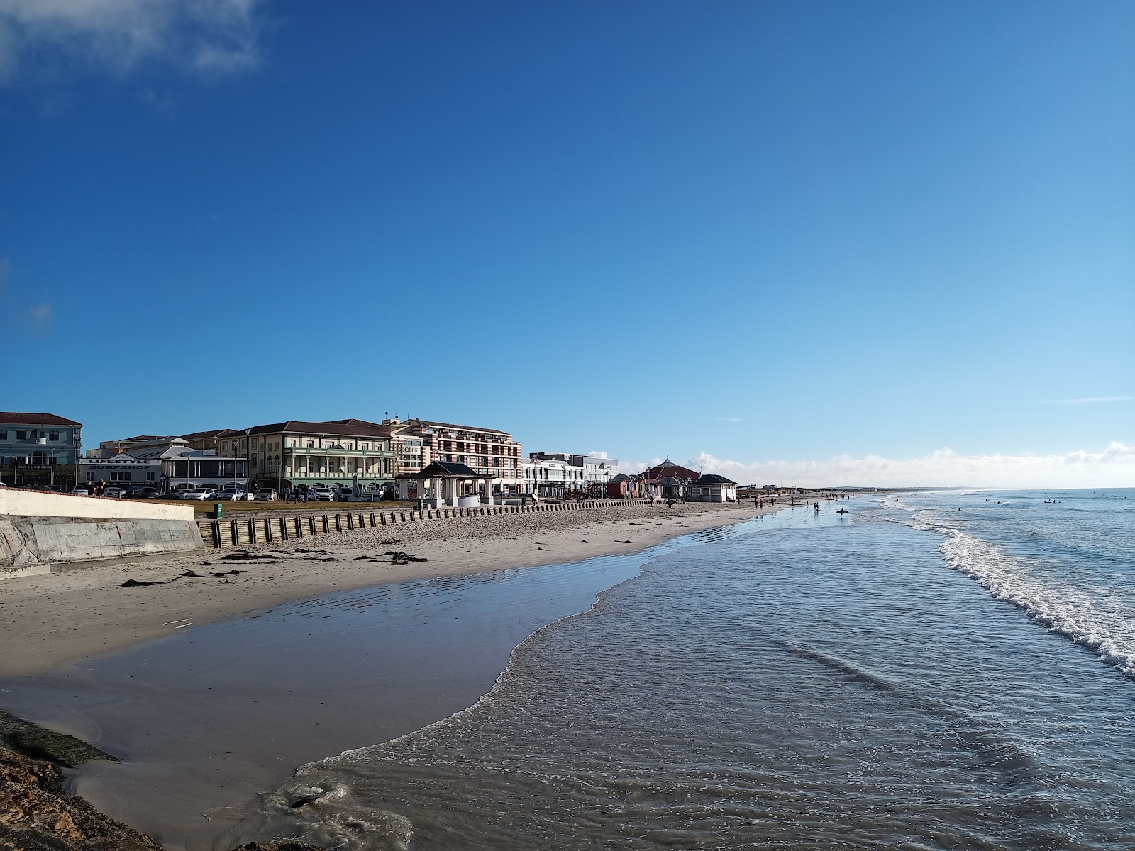Muizenberg beach'in fotoğrafı parlak kum yüzey ile