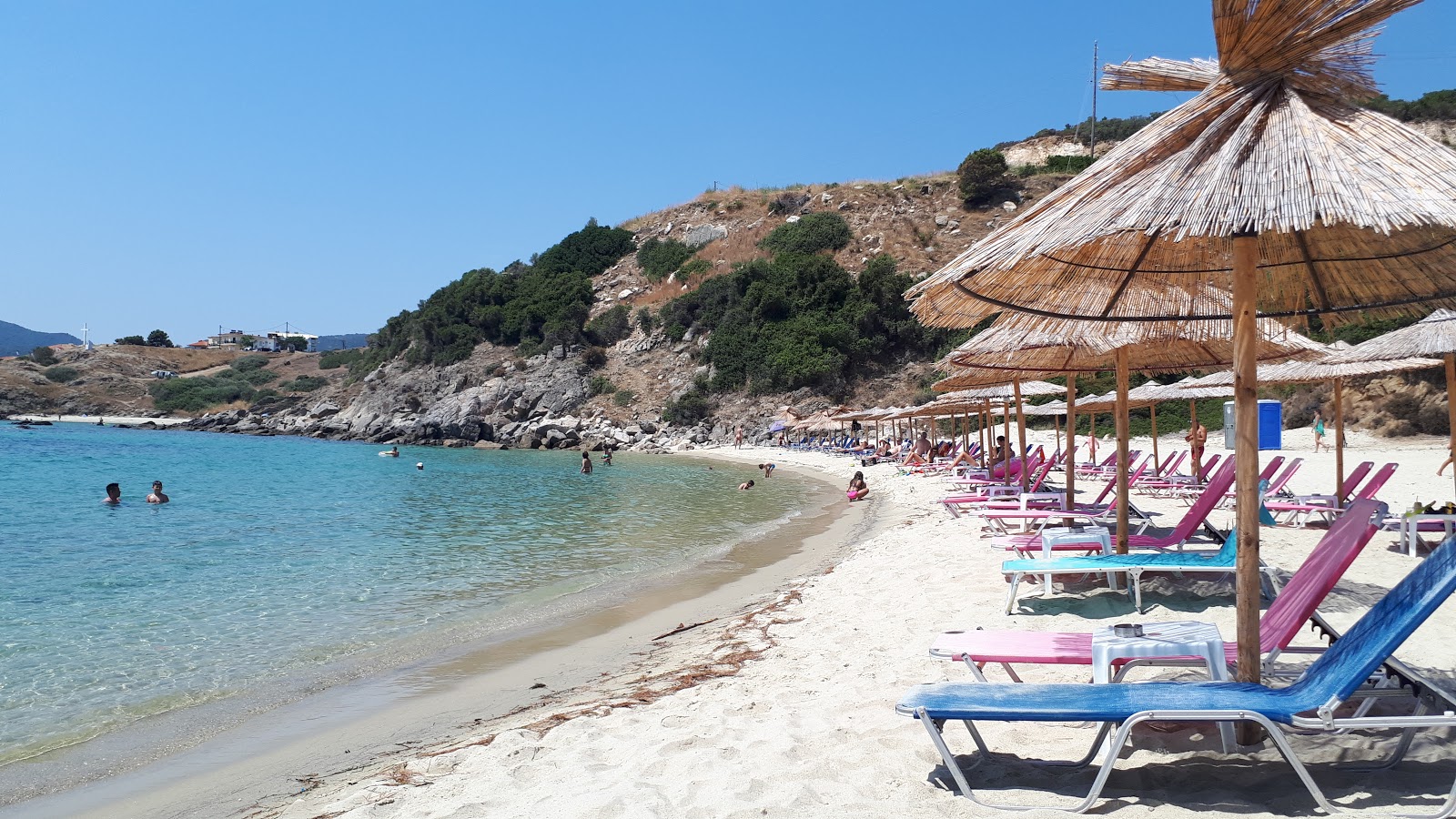 Fotografie cu Achlada beach cu o suprafață de apă pură albastră