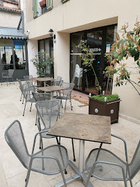 Atmosphère du Restaurant français Restaurant Pétrarque et Laure à Fontaine-de-Vaucluse - n°8