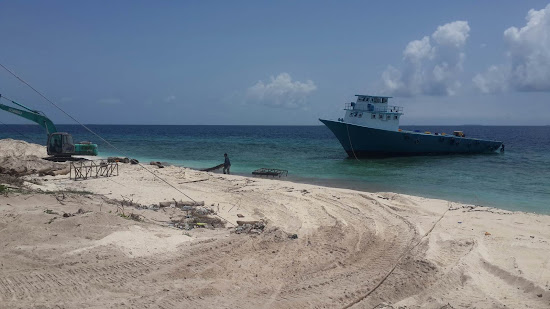 Innamaadhoo Island Beach