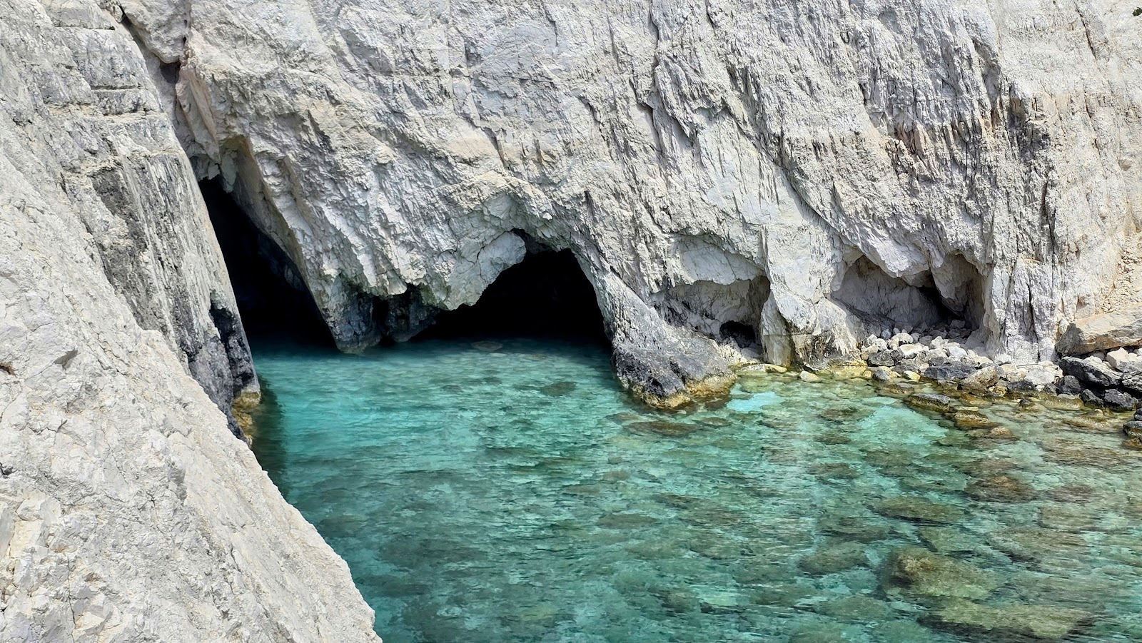 Photo de Plakaki Beach entouré de montagnes