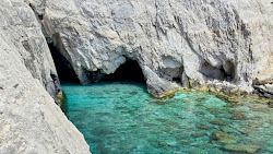 Photo de Plakaki Beach entouré de montagnes