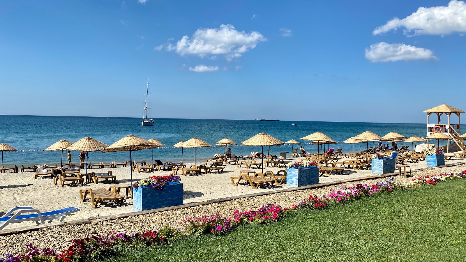 Fotografija West Istanbul Marina z musta hiekka ja kivi površino