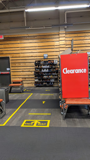 Shoe Store «DSW Designer Shoe Warehouse», reviews and photos, 181 Skokie Blvd, Northbrook, IL 60062, USA