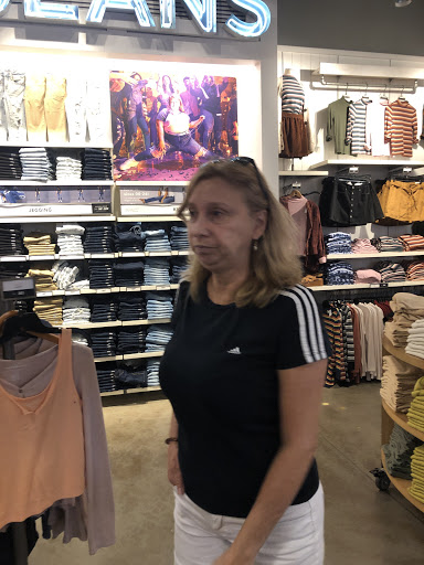 Clothing Store «AEO Factory Store», reviews and photos, 8200 Vineland Ave Suite 101, Orlando, FL 32821, USA