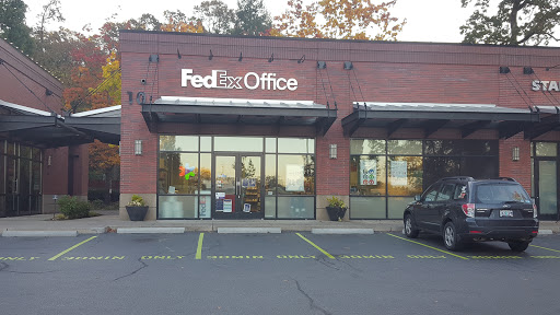 FedEx Office Print & Ship Center, 10 Centerpointe Dr b, Lake Oswego, OR 97035, USA, 