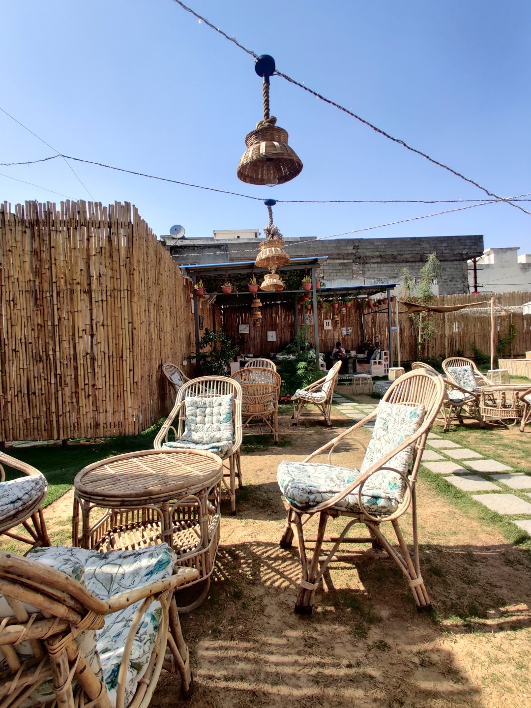 LOUSTIC CAFE