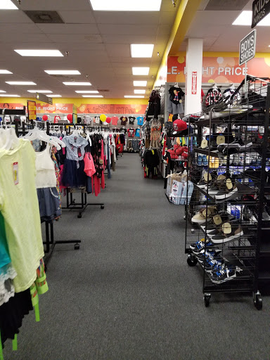 Clothing Store «Citi Trends», reviews and photos, 2049 W Shaw Ave, Fresno, CA 93711, USA