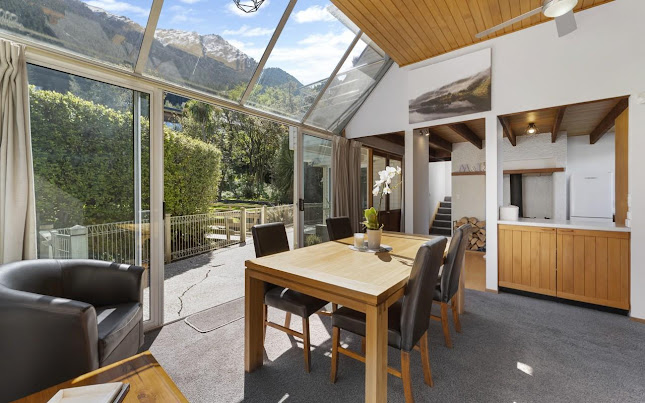 Reviews of Dee Molnar Queenstown Real Estate in Wanaka - Real estate agency