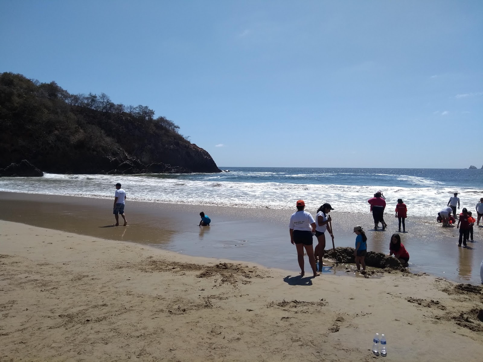 Foto von Playa Mahahua mit türkisfarbenes wasser Oberfläche