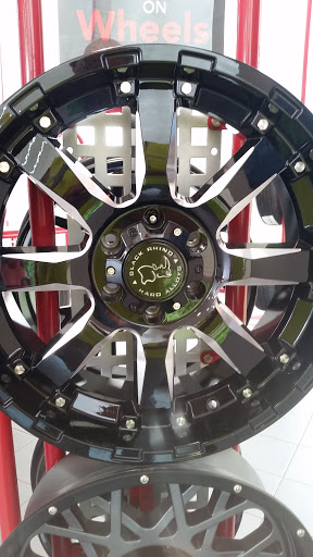 Tire Shop «Discount Tire», reviews and photos, 120 Avon Village Pkwy, Avon, IN 46123, USA