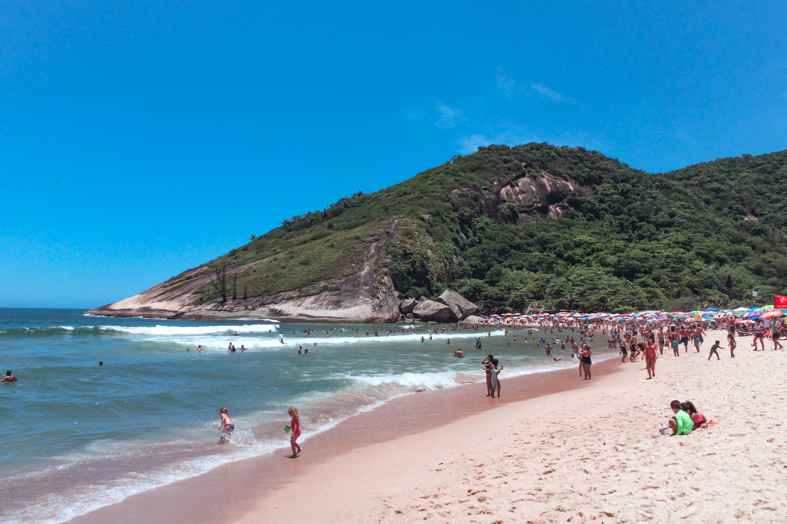 Foto von Grumari Strand mit feiner beiger sand Oberfläche