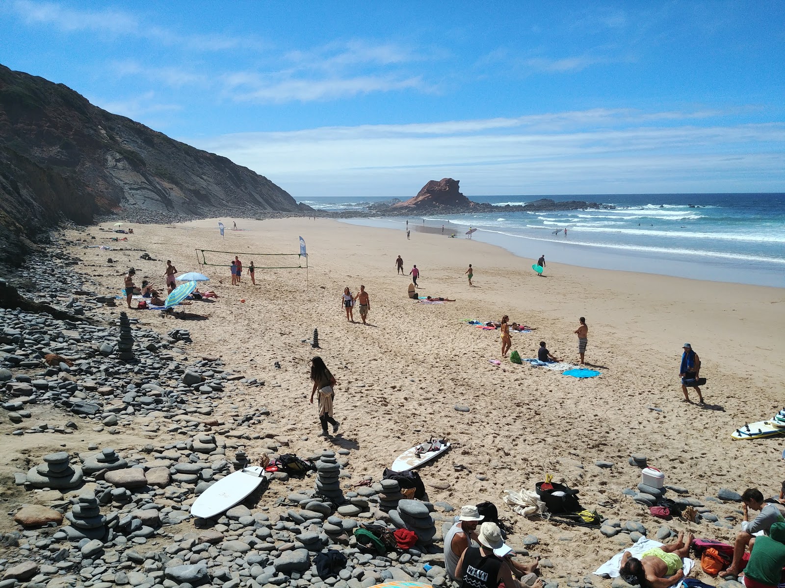 Foto van Ponta Ruiva Beach omringd door bergen