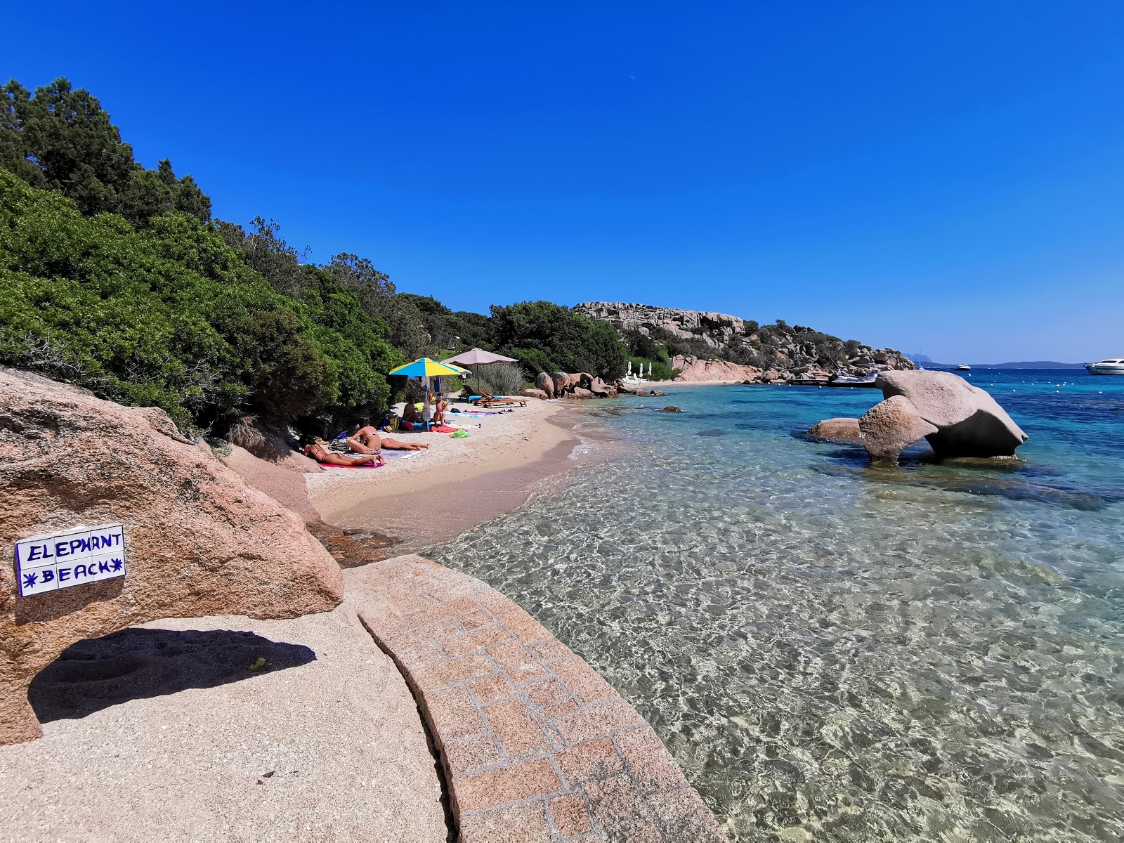 Zdjęcie Spiaggia dell'Elefante z małe zatoki