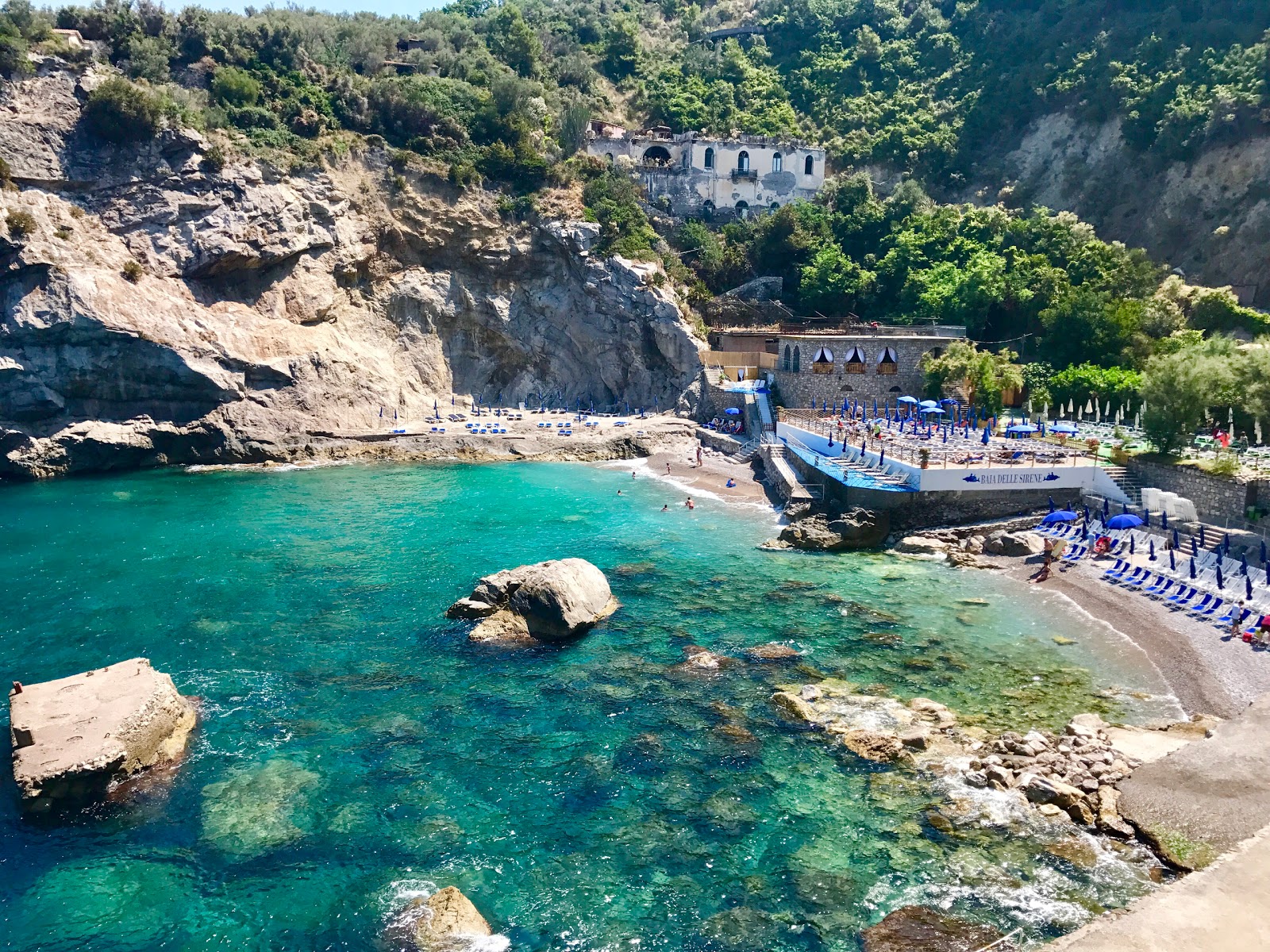 Foto van Baia delle Sirene met grijze fijne kiezelsteen oppervlakte