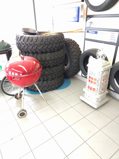 Auto Repair Shop «Deerfield Auto & Tire Clinic», reviews and photos, 663 Waukegan Rd, Deerfield, IL 60015, USA