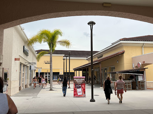 Shopping Mall «Orlando Vineland Premium Outlets», reviews and photos, 8200 Vineland Ave, Orlando, FL 32821, USA