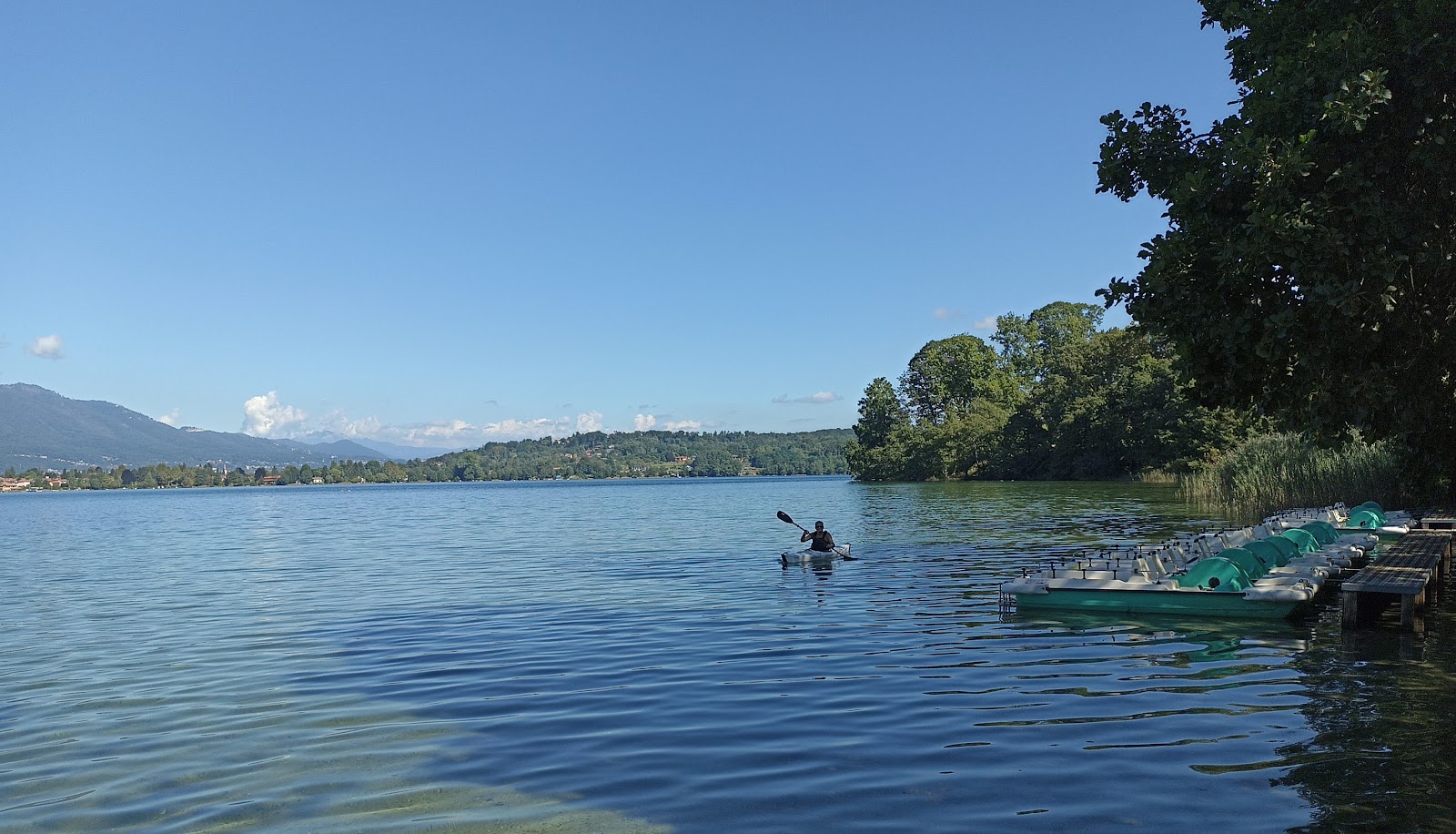 Foto von Lago di Monate - beliebter Ort unter Entspannungskennern