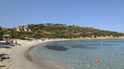 Foto von Spiaggia di Is Traias mit geräumige bucht