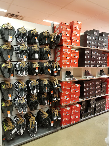 Shopping Mall «Lee Premium Outlets», reviews and photos, 17 Premium Outlet Blvd, Lee, MA 01238, USA