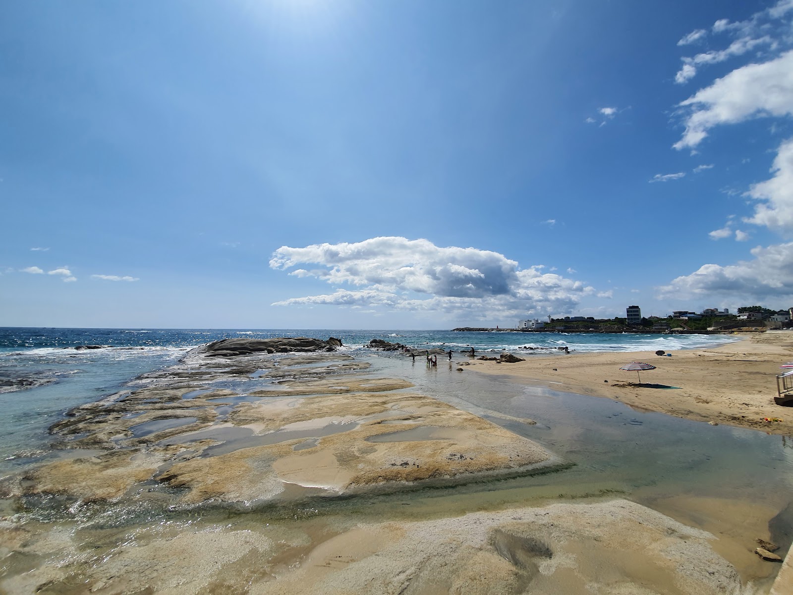 Foto di Ayajin Beach con una superficie del acqua cristallina