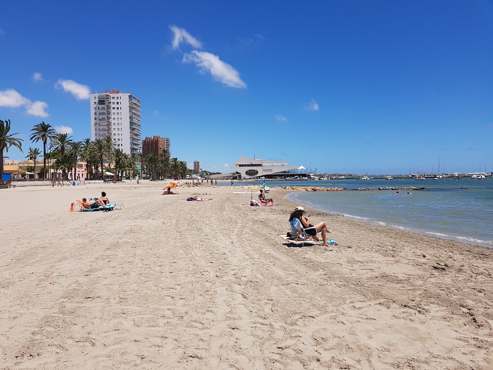 Foto van Playa de Santiago de La Ribera met grijs zand oppervlakte