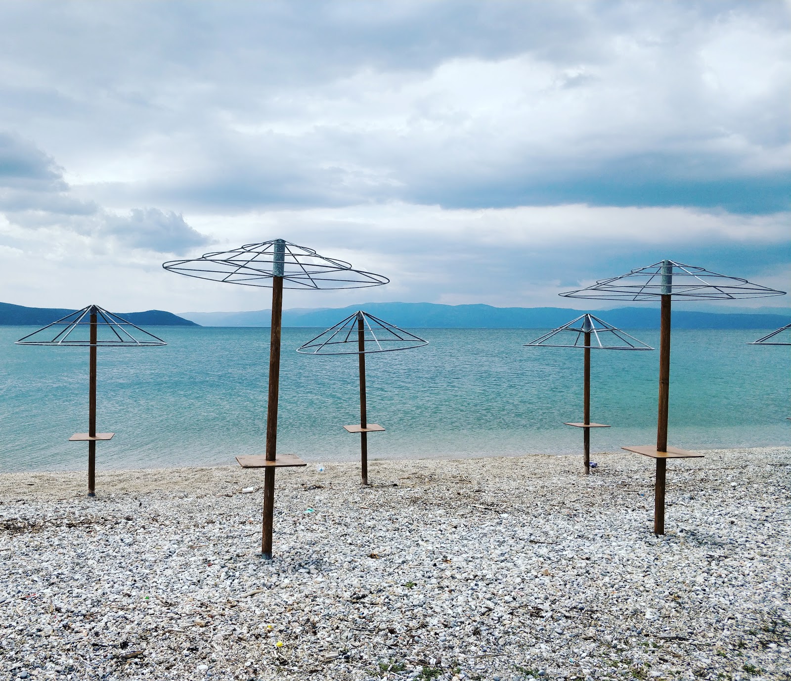 Foto av Aliveri beach med turkos rent vatten yta