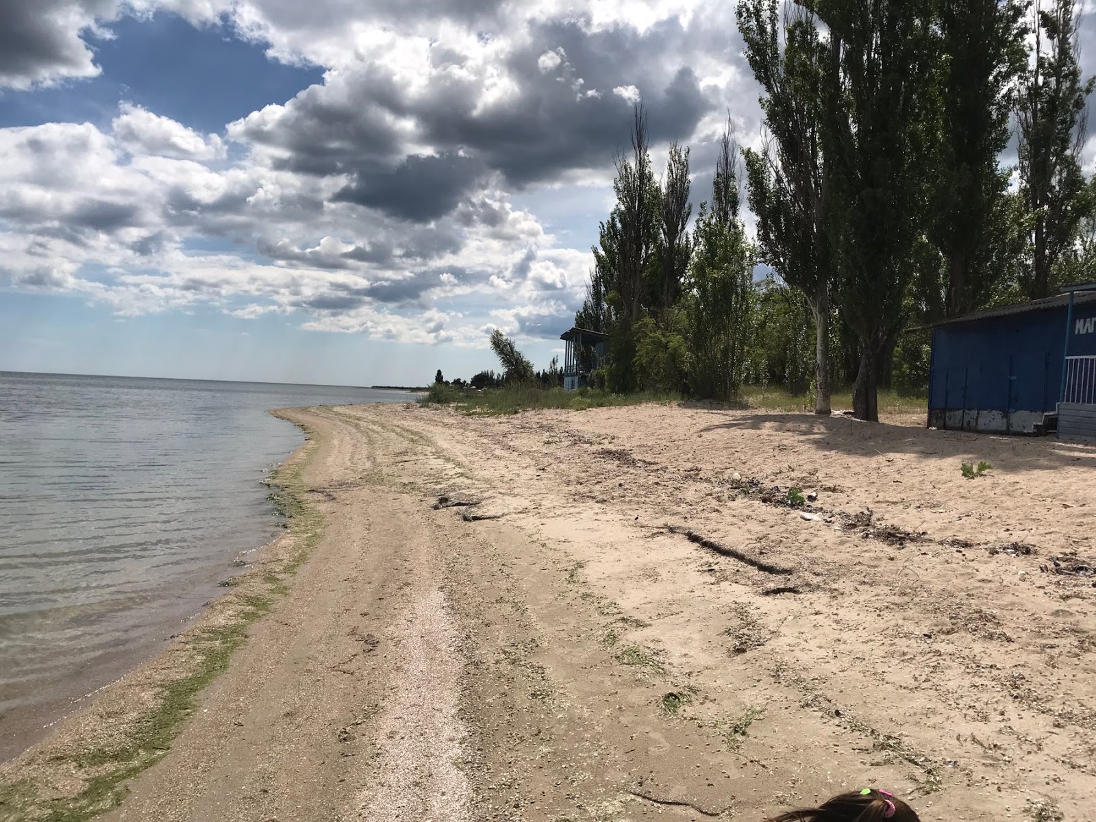 Fotografija Plyazh Yur'yevka z zelena voda površino