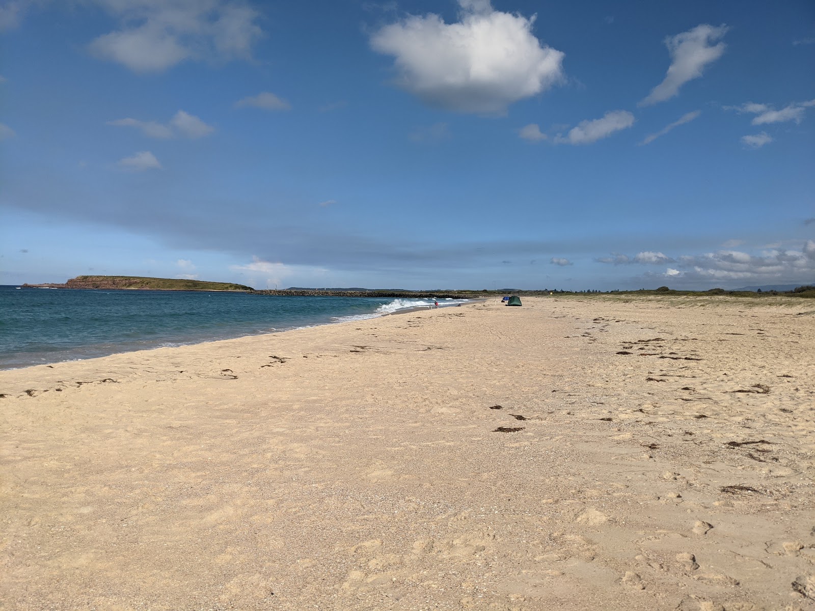 Fotografija Windang Beach z svetel fin pesek površino