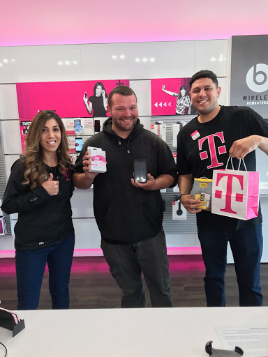 Cell Phone Store «T-Mobile», reviews and photos, 2624 W Kettleman Ln #150, Lodi, CA 95242, USA