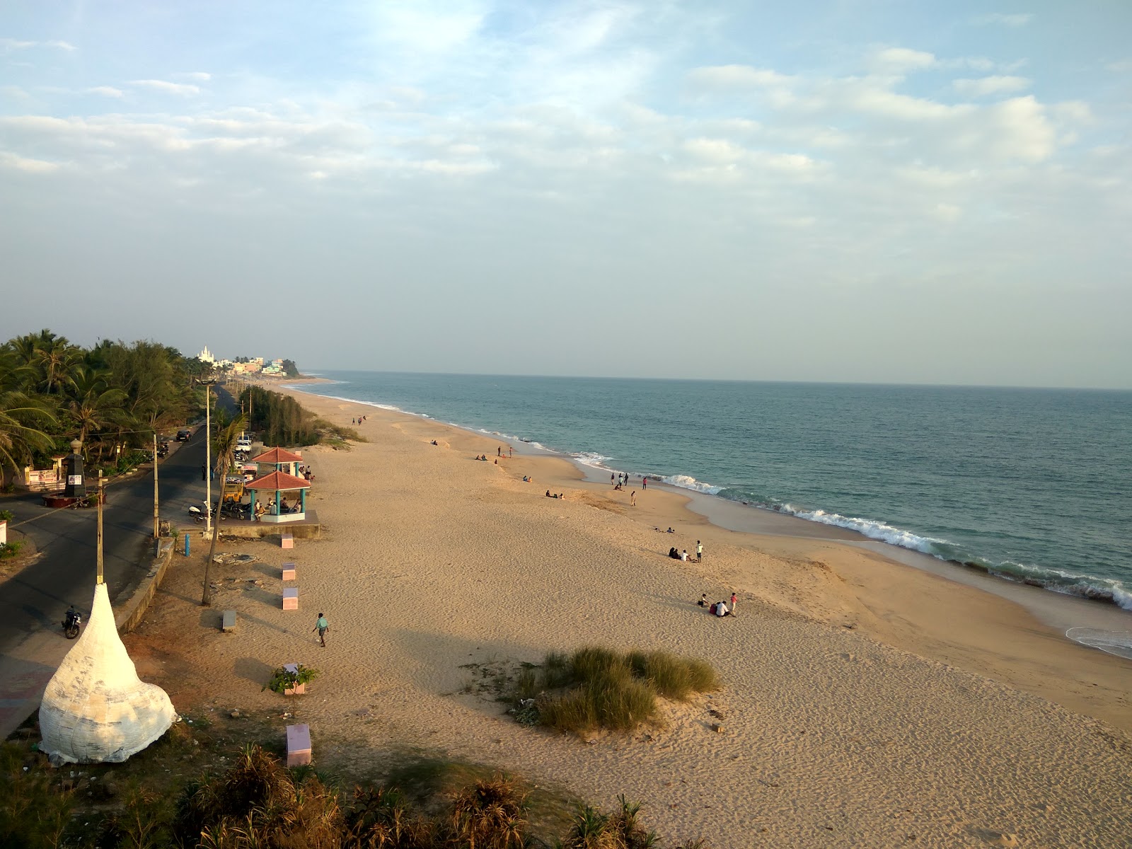 Foto de Sanguthurai Beach com areia bege fina superfície