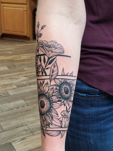 Tattoo Shop «Vanity Tattoo», reviews and photos, 28 S Western Ave, Carpentersville, IL 60110, USA