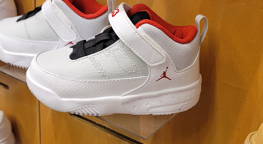 Shoe Store «Finish Line», reviews and photos, 12300 Jefferson Ave #942, Newport News, VA 23602, USA