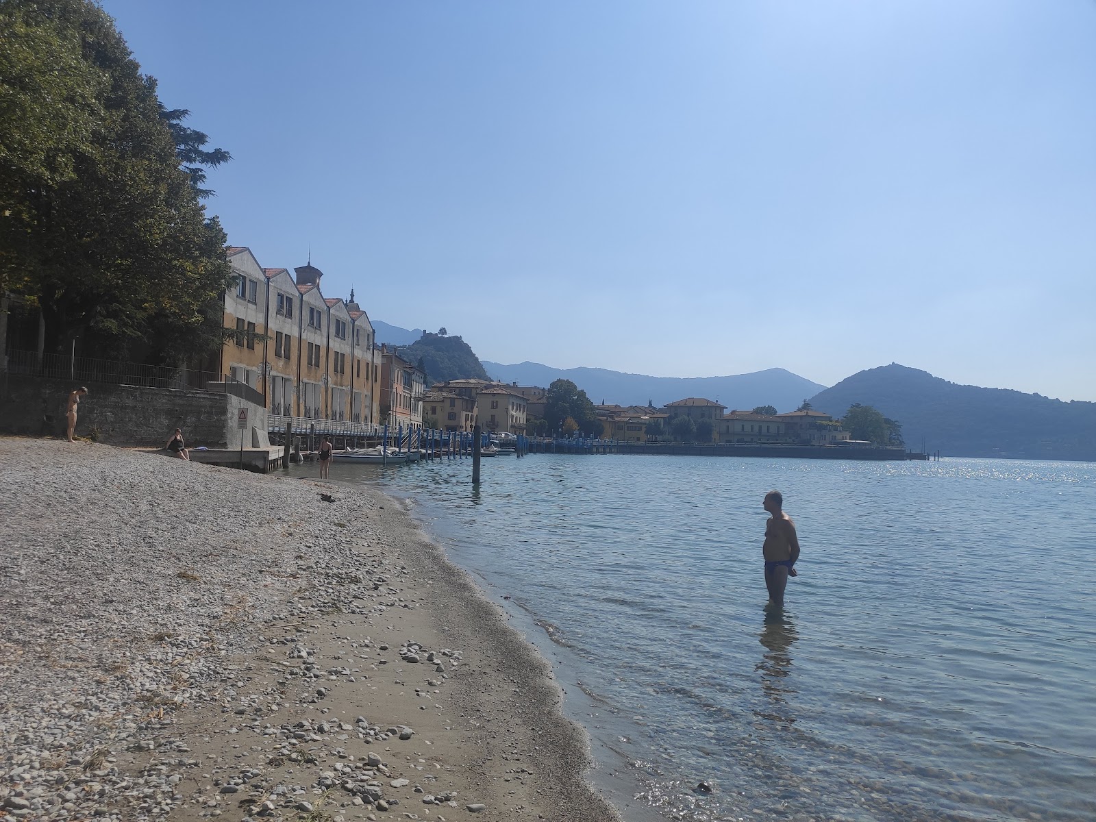 Foto von Spiaggia libera "Piccola Tahiti" und die siedlung