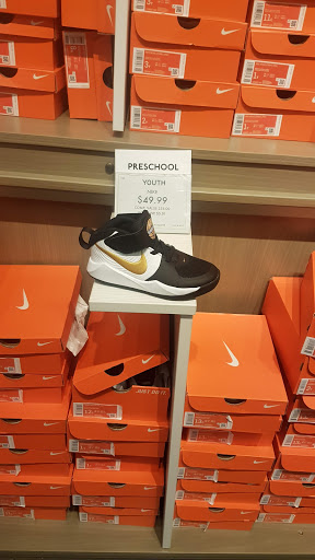 Shoe Store «DSW Designer Shoe Warehouse», reviews and photos, 6644 Loisdale Rd, Springfield, VA 22150, USA