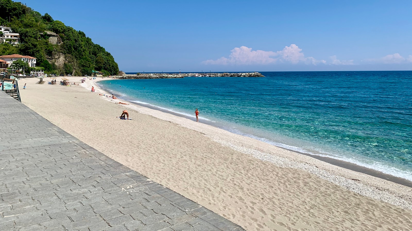 Foto di Agios Ioannis beach con una superficie del sabbia bianca