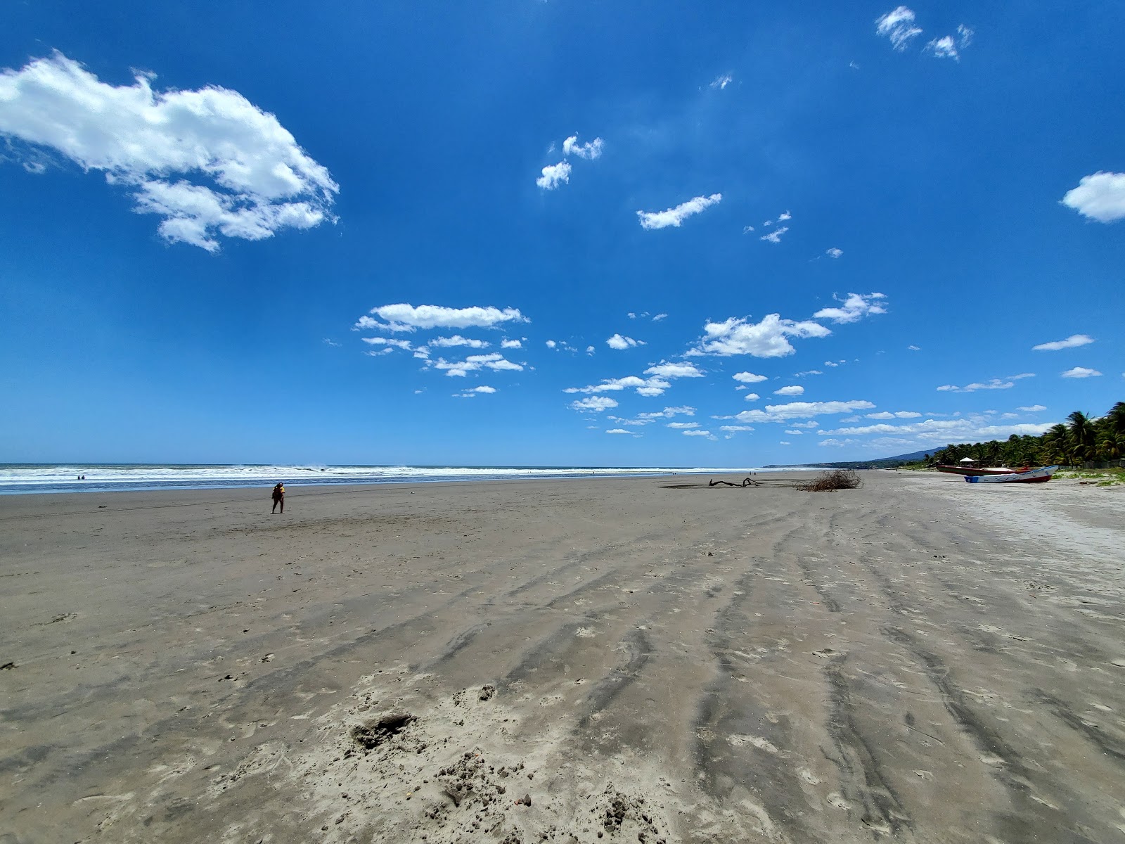 Fotografie cu El Esteron beach cu o suprafață de nisip gri